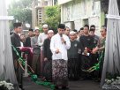 Momen Pembukaan Rangkaian Acara Haul KGS 2026 : Pemotongan Pita Simbolis oleh Bapak Ust. Ulin Nuha Aba, M.Si.