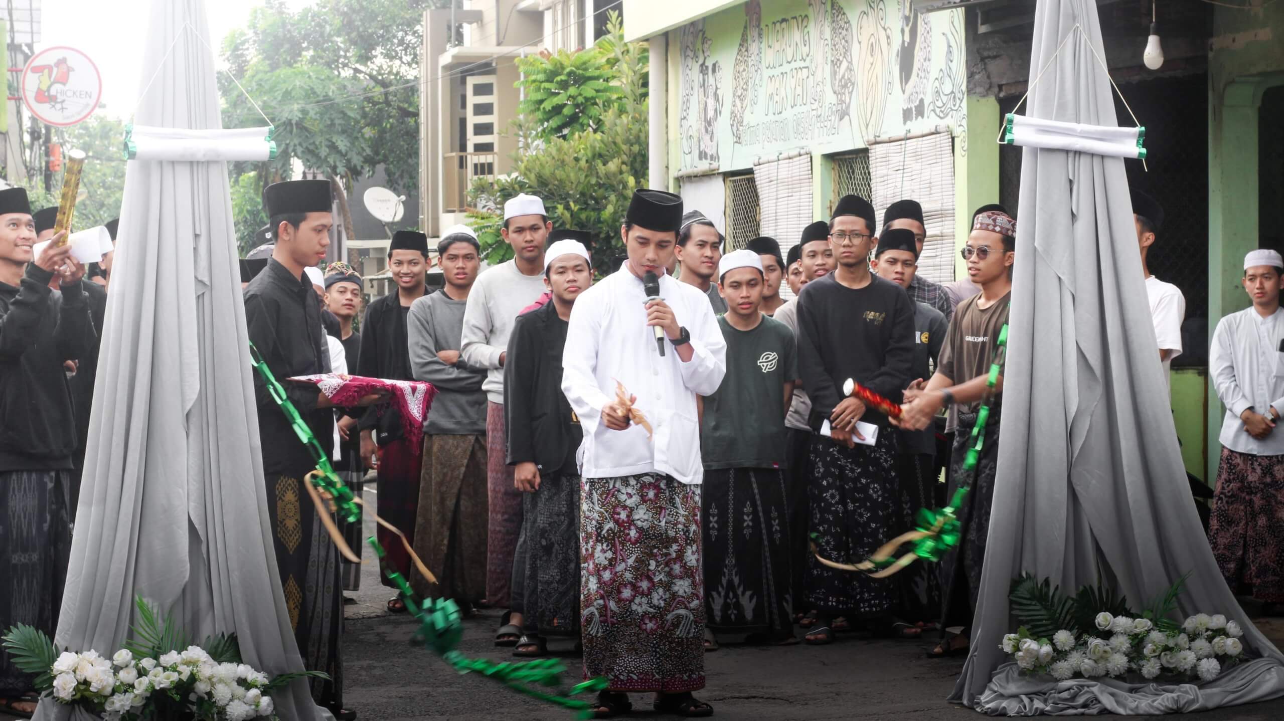 Momen Pembukaan Rangkaian Acara Haul KGS 2026 : Pemotongan Pita Simbolis oleh Bapak Ust. Ulin Nuha Aba, M.Si.